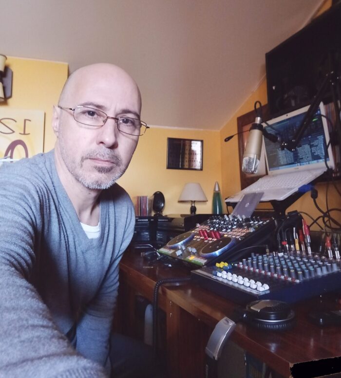 PacoC.Radio -1843×2048