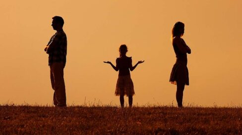 Pareja divorciada con hija Istock