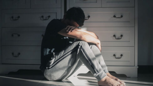 hombre-suelo-habitacion-triste